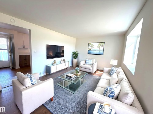 404 Hermitage Road, Edmonton, AB - Indoor Photo Showing Living Room