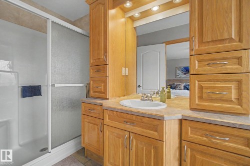 807 Oakland Place, Devon, AB - Indoor Photo Showing Bathroom