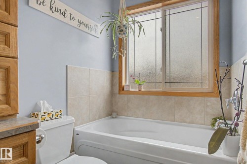 807 Oakland Place, Devon, AB - Indoor Photo Showing Bathroom