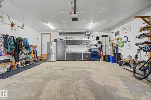 807 Oakland Place, Devon, AB - Indoor Photo Showing Garage