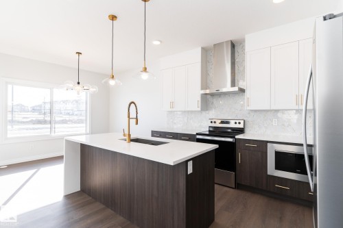 911 18 Avenue, Edmonton, AB - Indoor Photo Showing Kitchen With Upgraded Kitchen