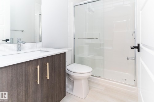 911 18 Avenue, Edmonton, AB - Indoor Photo Showing Bathroom