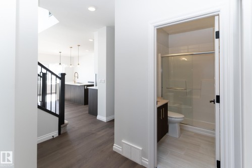 911 18 Avenue, Edmonton, AB - Indoor Photo Showing Bathroom