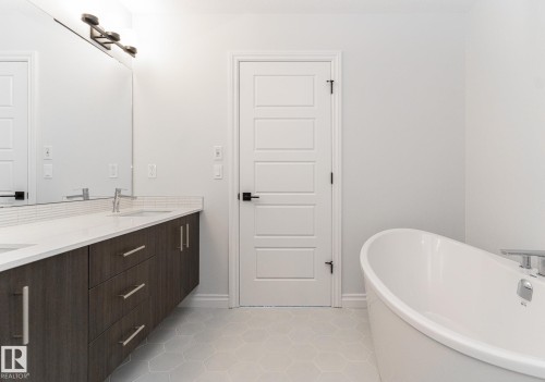 911 18 Avenue, Edmonton, AB - Indoor Photo Showing Bathroom