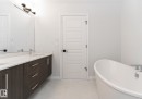 911 18 Avenue, Edmonton, AB  - Indoor Photo Showing Bathroom 