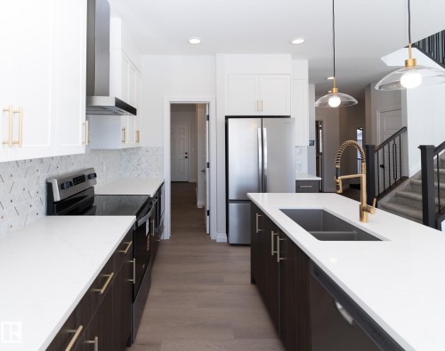 911 18 Avenue, Edmonton, AB - Indoor Photo Showing Kitchen With Double Sink With Upgraded Kitchen