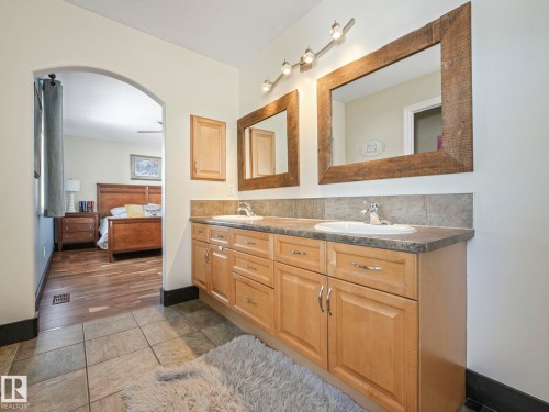 6210 53 Avenue, Beaumont, AB - Indoor Photo Showing Bathroom