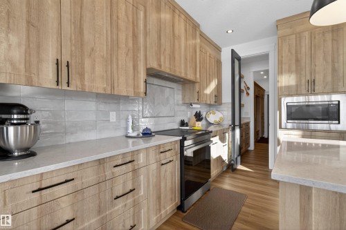 16615 32 Avenue, Edmonton, AB - Indoor Photo Showing Kitchen With Upgraded Kitchen