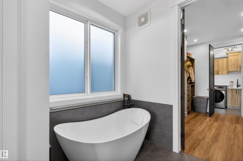 16615 32 Avenue, Edmonton, AB - Indoor Photo Showing Bathroom