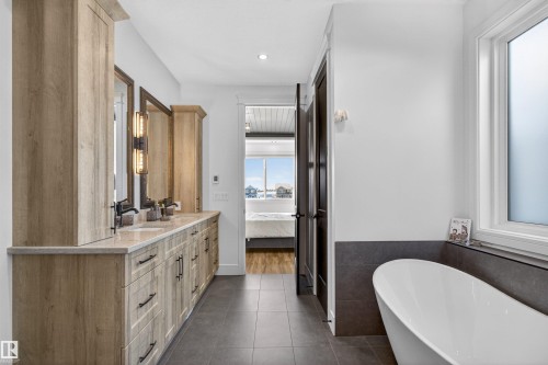 16615 32 Avenue, Edmonton, AB - Indoor Photo Showing Bathroom