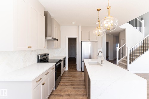 935 18 Avenue, Edmonton, AB - Indoor Photo Showing Kitchen With Double Sink With Upgraded Kitchen
