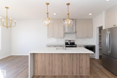 935 18 Avenue, Edmonton, AB - Indoor Photo Showing Kitchen With Upgraded Kitchen