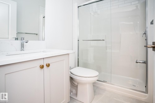 935 18 Avenue, Edmonton, AB - Indoor Photo Showing Bathroom