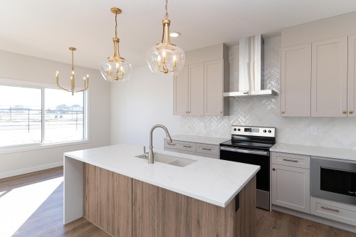 935 18 Avenue, Edmonton, AB - Indoor Photo Showing Kitchen With Upgraded Kitchen