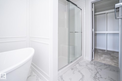 935 18 Avenue, Edmonton, AB - Indoor Photo Showing Bathroom