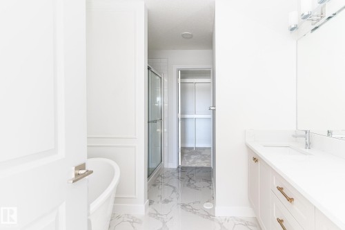 935 18 Avenue, Edmonton, AB - Indoor Photo Showing Bathroom