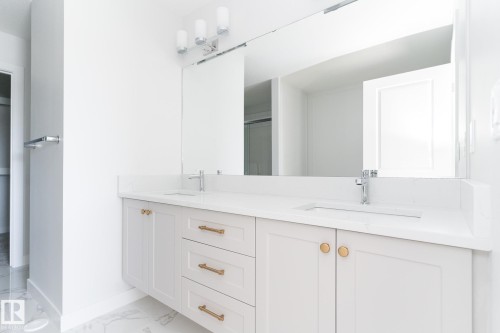935 18 Avenue, Edmonton, AB - Indoor Photo Showing Bathroom