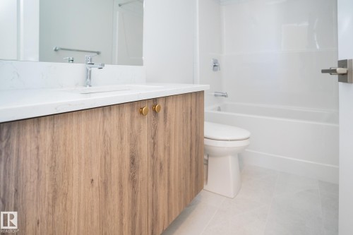 935 18 Avenue, Edmonton, AB - Indoor Photo Showing Bathroom