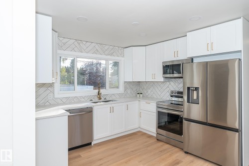 6807 98A Avenue, Edmonton, AB - Indoor Photo Showing Kitchen