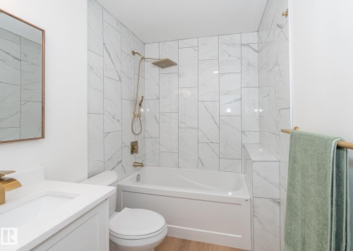 6807 98A Avenue, Edmonton, AB - Indoor Photo Showing Bathroom