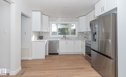 6807 98A Avenue, Edmonton, AB - Indoor Photo Showing Kitchen With Upgraded Kitchen