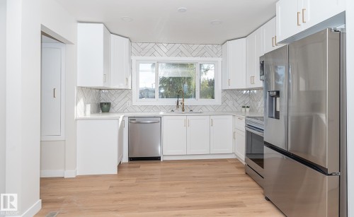 6807 98A Avenue, Edmonton, AB - Indoor Photo Showing Kitchen