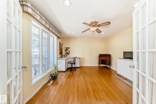 Room featuring wood-finish flooring, recessed lighting, and a ceiling fan - 17 Springfield Crescent, St. Albert, AB - Indoor Photo Showing Other Room