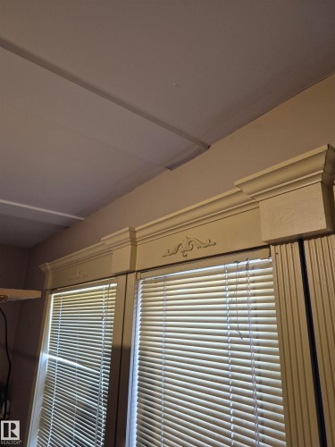 Decorative window valance featuring carved detailing and crown molding - 11301 87 Street, Edmonton, AB - Indoor