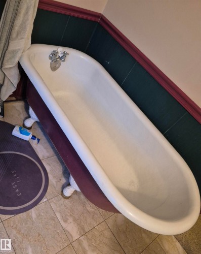 Freestanding clawfoot tub - 11301 87 Street, Edmonton, AB - Indoor