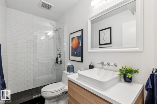 10958 80 Avenue, Edmonton, AB - Indoor Photo Showing Bathroom