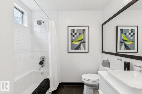 10958 80 Avenue, Edmonton, AB - Indoor Photo Showing Bathroom