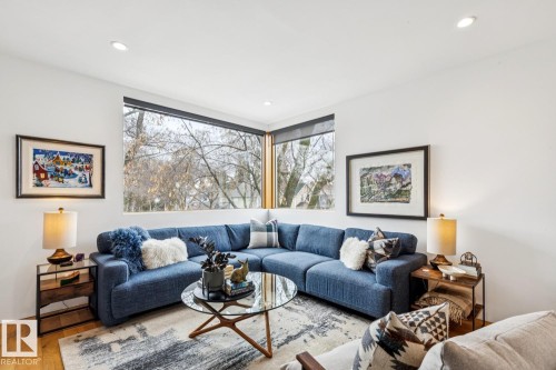 10958 80 Avenue, Edmonton, AB - Indoor Photo Showing Living Room