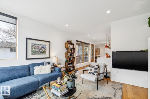 10958 80 Avenue, Edmonton, AB - Indoor Photo Showing Living Room