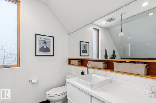 10958 80 Avenue, Edmonton, AB - Indoor Photo Showing Bathroom
