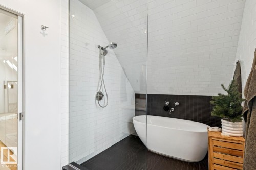 10958 80 Avenue, Edmonton, AB - Indoor Photo Showing Bathroom