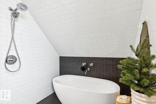 10958 80 Avenue, Edmonton, AB - Indoor Photo Showing Bathroom