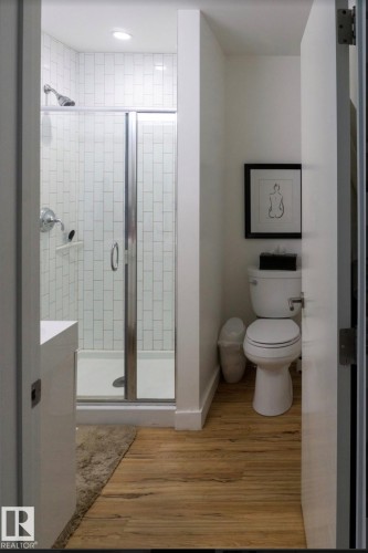 10958 80 Avenue, Edmonton, AB - Indoor Photo Showing Bathroom