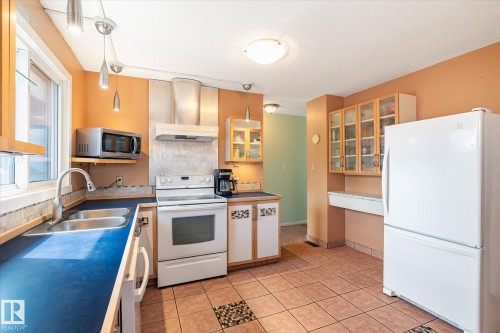 30 Farmstead Avenue, St. Albert, AB - Indoor Photo Showing Kitchen With Double Sink