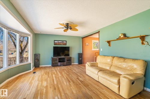 30 Farmstead Avenue, St. Albert, AB - Indoor Photo Showing Living Room