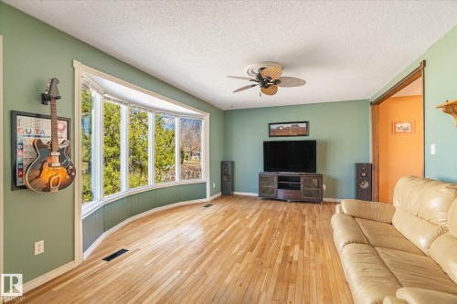 30 Farmstead Avenue, St. Albert, AB - Indoor Photo Showing Living Room
