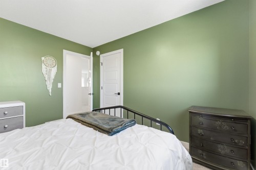 364 Genesis Villa(S), Stony Plain, AB - Indoor Photo Showing Bedroom