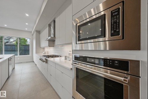 5121 Woolsey Link, Edmonton, AB - Indoor Photo Showing Kitchen With Upgraded Kitchen