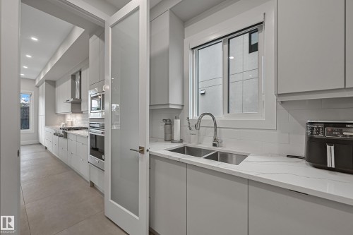 5121 Woolsey Link, Edmonton, AB - Indoor Photo Showing Kitchen With Double Sink With Upgraded Kitchen