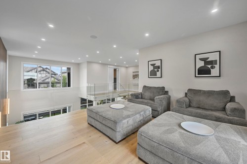 5121 Woolsey Link, Edmonton, AB - Indoor Photo Showing Living Room