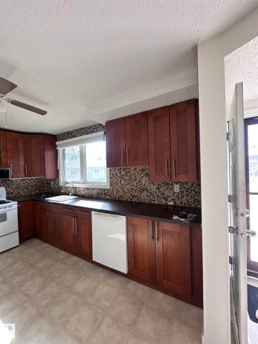 5625 137 Avenue, Edmonton, AB - Indoor Photo Showing Kitchen