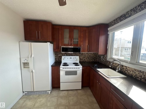 5625 137 Avenue, Edmonton, AB - Indoor Photo Showing Kitchen