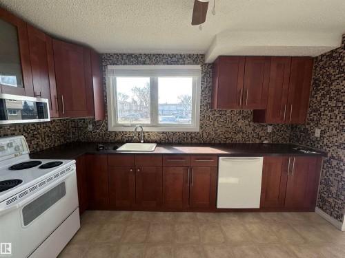 5625 137 Avenue, Edmonton, AB - Indoor Photo Showing Kitchen
