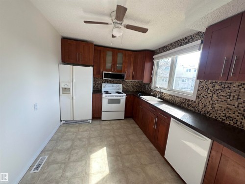 5625 137 Avenue, Edmonton, AB - Indoor Photo Showing Kitchen