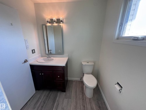 5625 137 Avenue, Edmonton, AB - Indoor Photo Showing Bathroom