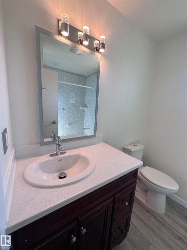 5625 137 Avenue, Edmonton, AB - Indoor Photo Showing Bathroom